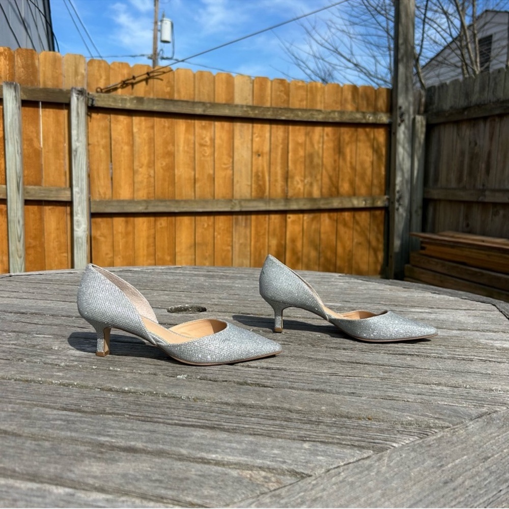 Jewel Badgley Mischka Dotty Glitter D'orsay Kitten‎ Heel size 5
Silver winter